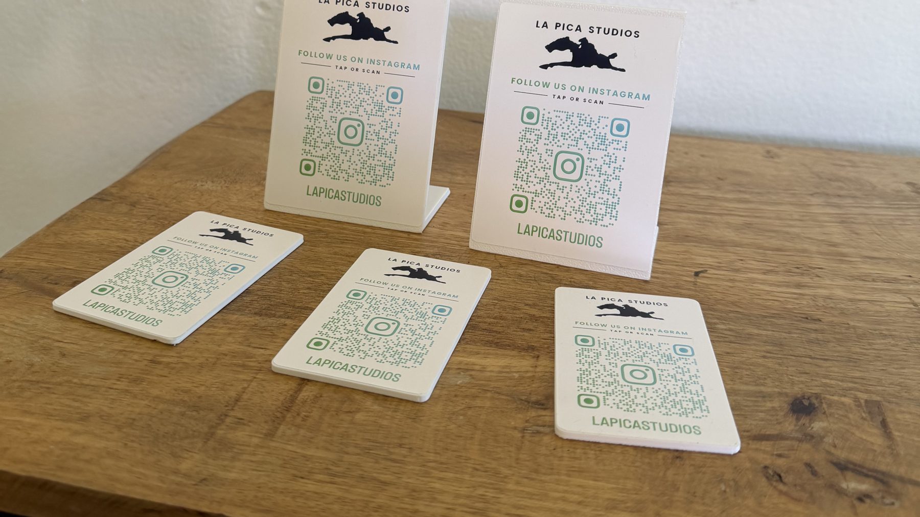 TapCard Cartel y TapCard Tarjeta de La Pica Studios sobre una mesa